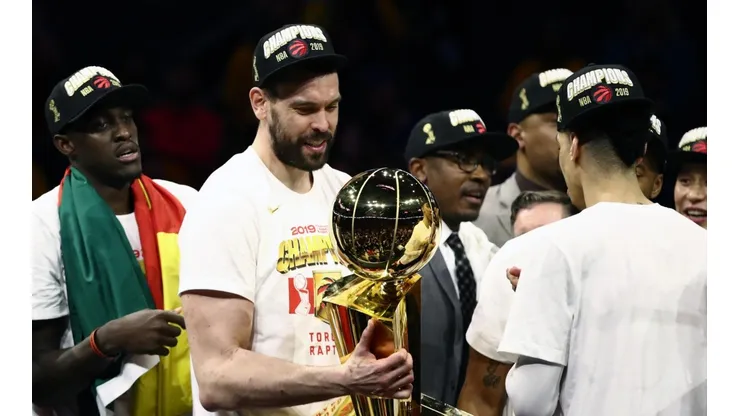 Fondo blanco: Marc Gasol se toma una botella de vino de un trago en la celebración de los Raptors
