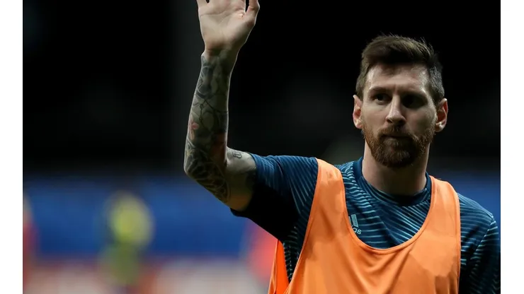 Messi saluda la hinchada.