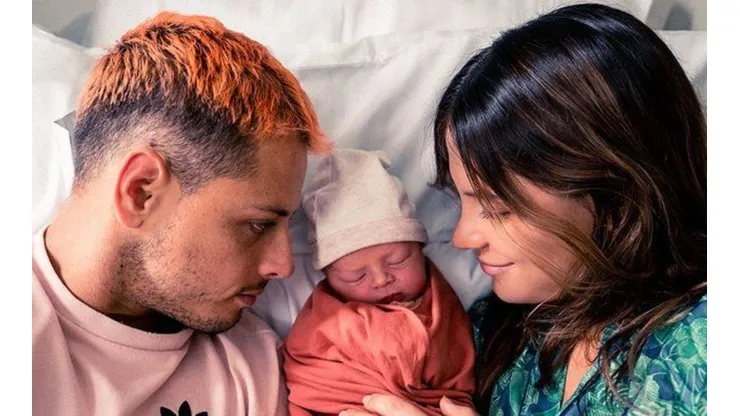 La tierna historia de Chicharito Hernández con la pequeña mano de su nuevo hijo
