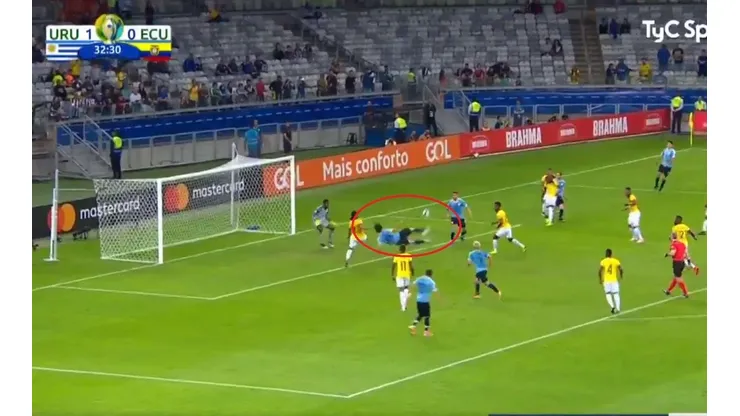 Está demente: Cavani metió un golazo de tijera para Uruguay ante Ecuador