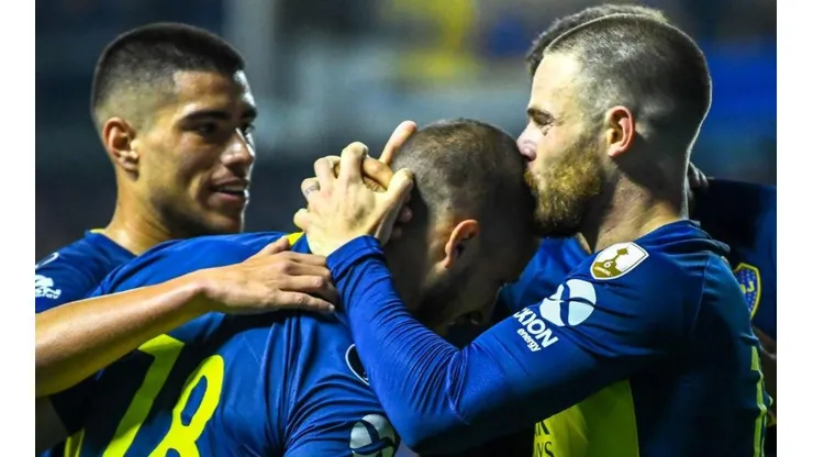 Nández en Boca junto a Benedetto.