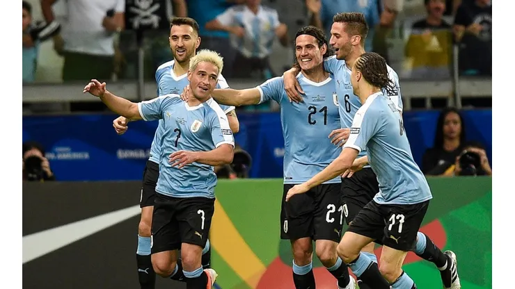 Los jugadores uruguayos celebrando el primer tanto.