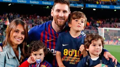 Foto de Anto junto a Leo y sus tres 'diablitos'.