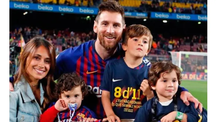 Foto de Anto junto a Leo y sus tres 'diablitos'.