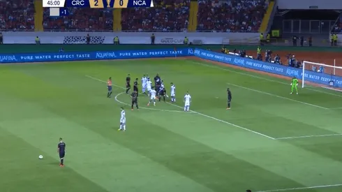 Desde donde la clavaste, animal: Elías Aguilar metió un tiro libre de larga distancia para Costa Rica