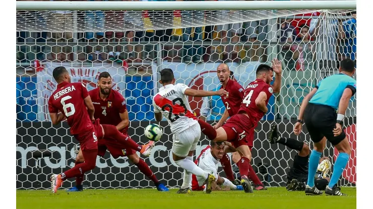 Wilmar Roldán anuló dos tantos por el VAR.