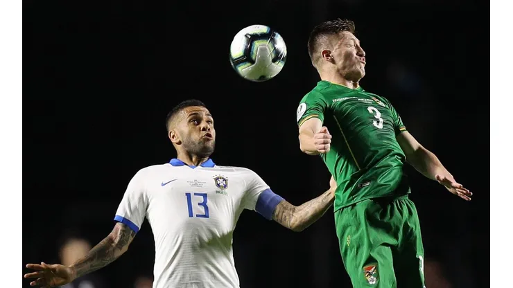 Dani Alves durante la victoria sobre Bolivia.