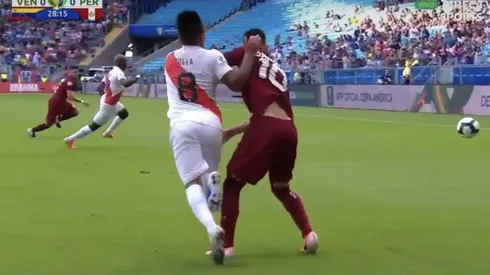 Preocupó a todo Perú: a Cueva le pegaron un codazo y cayó casi desmayado