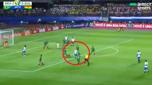 Un enfermo: Everton agarró el balón, enganchó para el medio y rompió el arco de un golazo