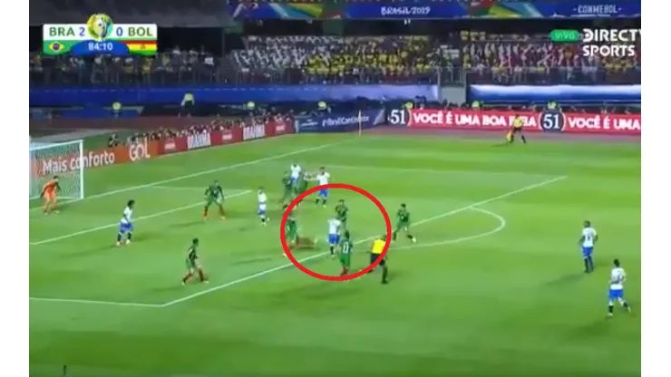 Un enfermo: Everton agarró el balón, enganchó para el medio y rompió el arco de un golazo