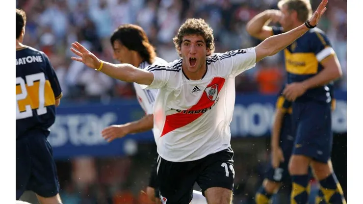 Gonzalo Higuaín festejando un gol en un Superclásico.