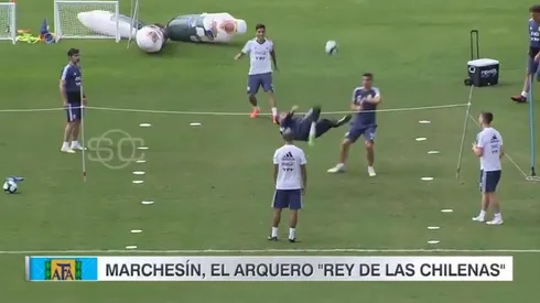 La gran chilena del arquero argentino.