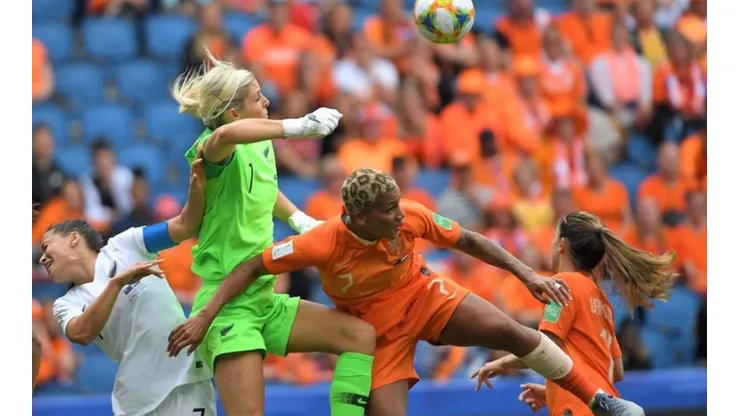 Selección de Holanda enfrentando a Nueva Zelanda