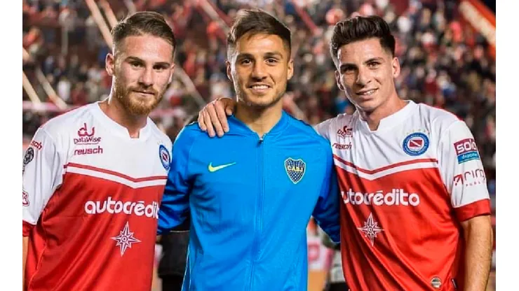 Alexis Mac Allister junto a sus hermanos Kevin y Francis.