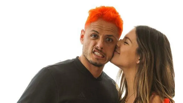 La novia de Chicharito subió foto con él y le dijo: "Vas a ser el mejor papá"