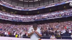 Hazard besó el escudo y generó la euforia.