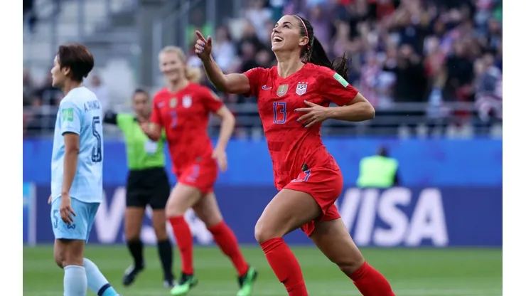 Alex Morgan festejando uno de sus tantos.