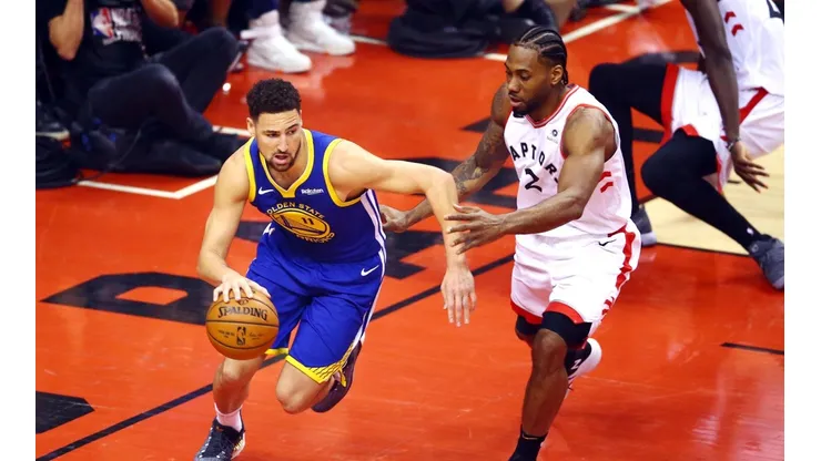 Polémica: Klay Thompson se burló de Kawhi Leonard en plena rueda de prensa