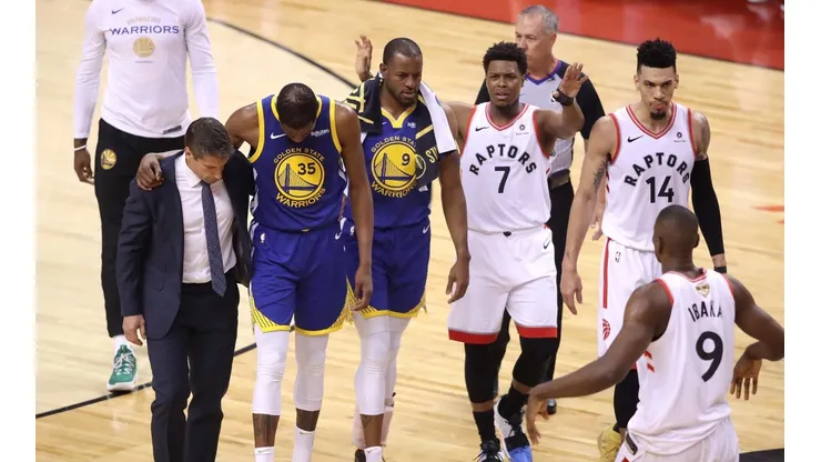 Adiós vaquero: Kevin Durant abandonó el estadio en muletas y podría haber jugado su último partido con los Warriors