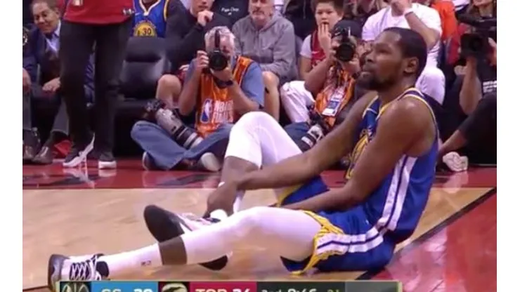 Se acabó: Kevin Durant se resintió de su lesión apenas empezaba el partido