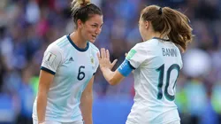 Las chicas de Argentina celebran el empate.