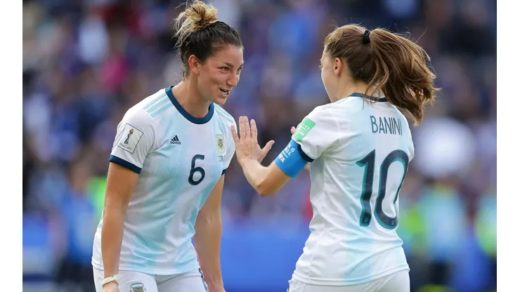 Las chicas de Argentina celebran el empate.