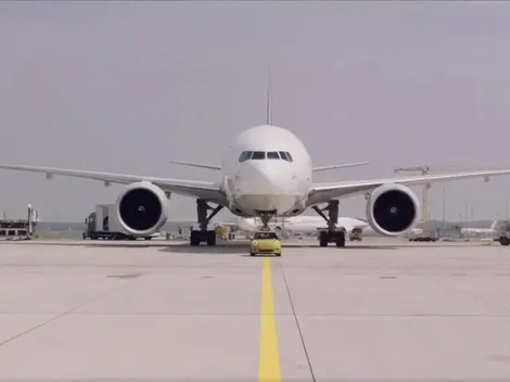 El desafío viral del Mini Cooper 100% eléctrico: ¿Puede mover un avión de carga?