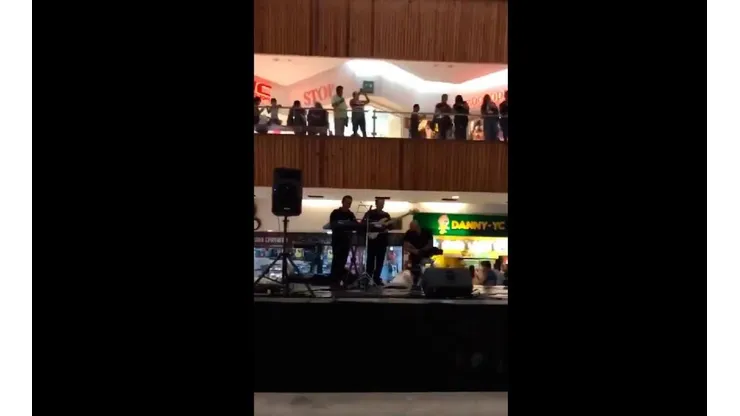 Son diabólicos: se inundaba todo el shopping y los músicos del lugar entendieron todo