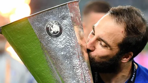 Gonzalo Higuaín junto a la Europa League.