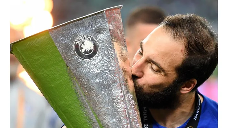 Gonzalo Higuaín junto a la Europa League.
