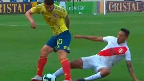 El patadón que le metieron a James Rodríguez que casi lo lesiona