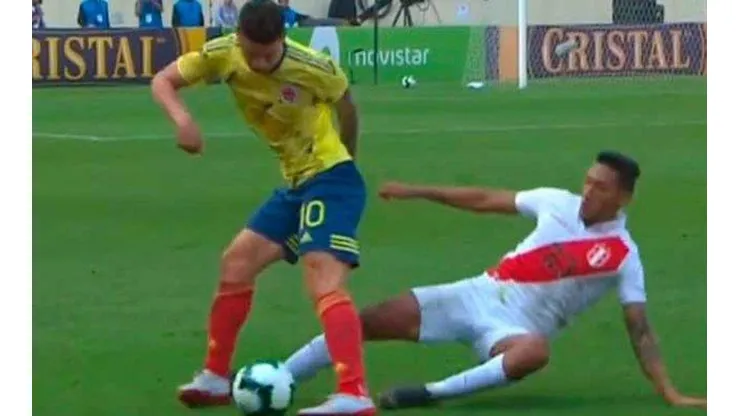 El patadón que le metieron a James Rodríguez que casi lo lesiona