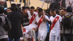 Así sacaron del campo a Paolo Hurtado.