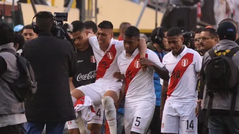 Así sacaron del campo a Paolo Hurtado.