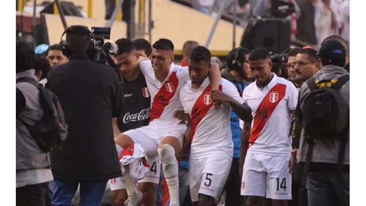 Así sacaron del campo a Paolo Hurtado.