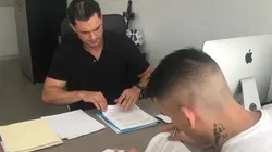 Centurión firmando su nuevo contrato.