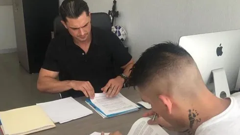 Centurión firmando su nuevo contrato.