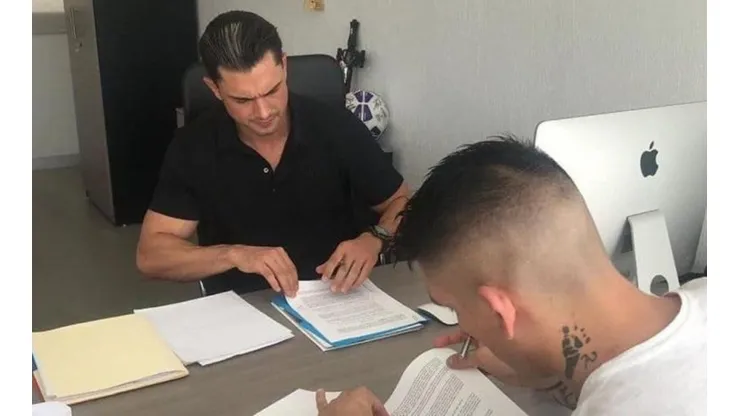 Centurión firmando su nuevo contrato.