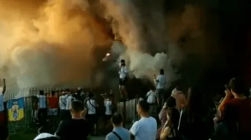 Incontrolables: estaban evitando el descenso hasta que sus hinchas prendieron fuego todo