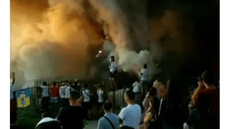 Incontrolables: estaban evitando el descenso hasta que sus hinchas prendieron fuego todo
