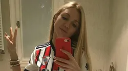 Sin pantalón pero con la remera de River, Melisia celebró 6 meses de la victoria ante Boca