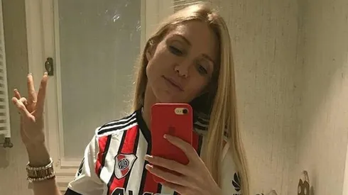 Sin pantalón pero con la remera de River, Melisia celebró 6 meses de la victoria ante Boca