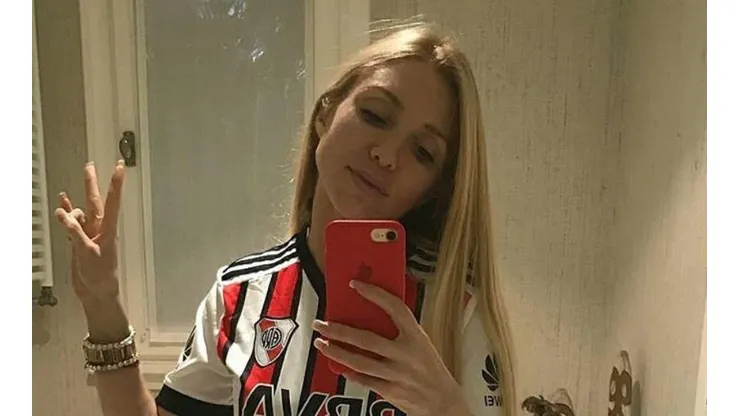 Sin pantalón pero con la remera de River, Melisia celebró 6 meses de la victoria ante Boca