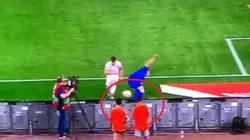 Pasó en Grecia-Italia: se frustró, le dio un puntazo al balón y le pegó a un alcanzapelotas