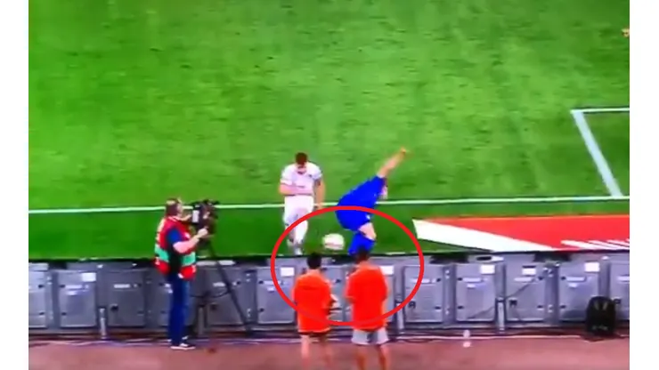 Pasó en Grecia-Italia: se frustró, le dio un puntazo al balón y le pegó a un alcanzapelotas