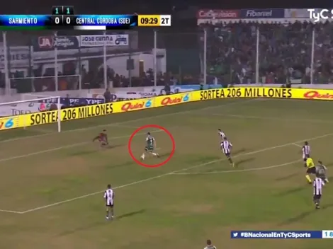 ¡Era el gol del ascenso! Orsini, de Sarmiento, quedó totalmente solo frente al arquero pero definió muy mal
