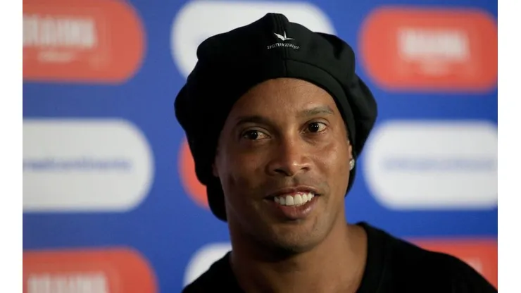 Ronaldinho aplazó su visita a Colombia por motivos personales.