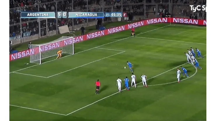 Otamendi hizo una mano gigante y Nicaragua descontó con un golazo de penal