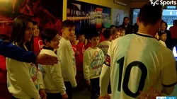 Foto de Lionel Messi con los más jóvenes.