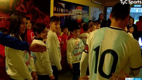 Foto de Lionel Messi con los más jóvenes.